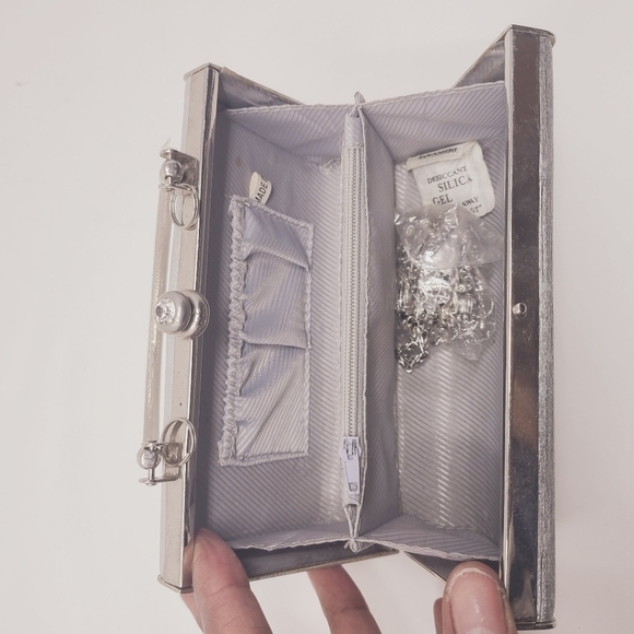 Unbranded | Small Vintage Silver Top Handle Clutch or Shoulder Bag (One Size) - Picture 5 of 9